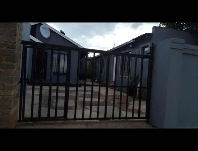2 BEDROOM HOUSE FOR SALE IN CLAYVILLE EAST